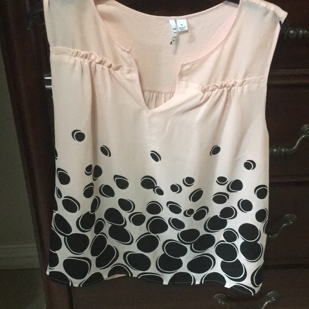Elle pink and black top